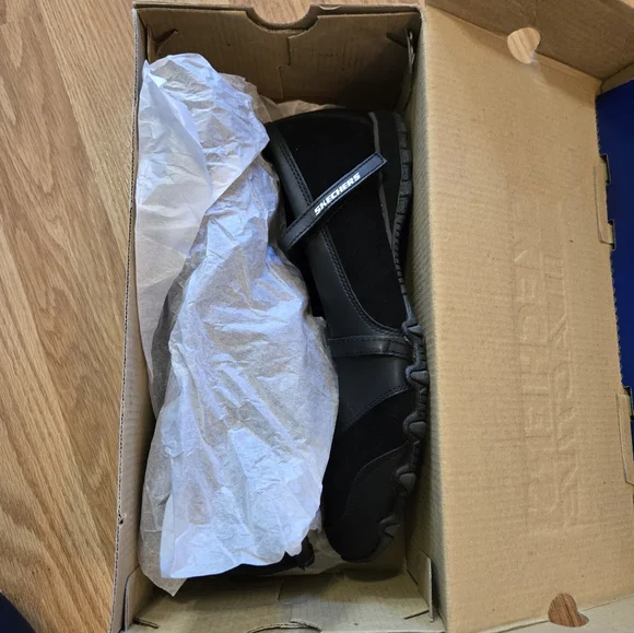 New In Box Skechers Black Women Shoes Size 10 - Picture 10 of 10